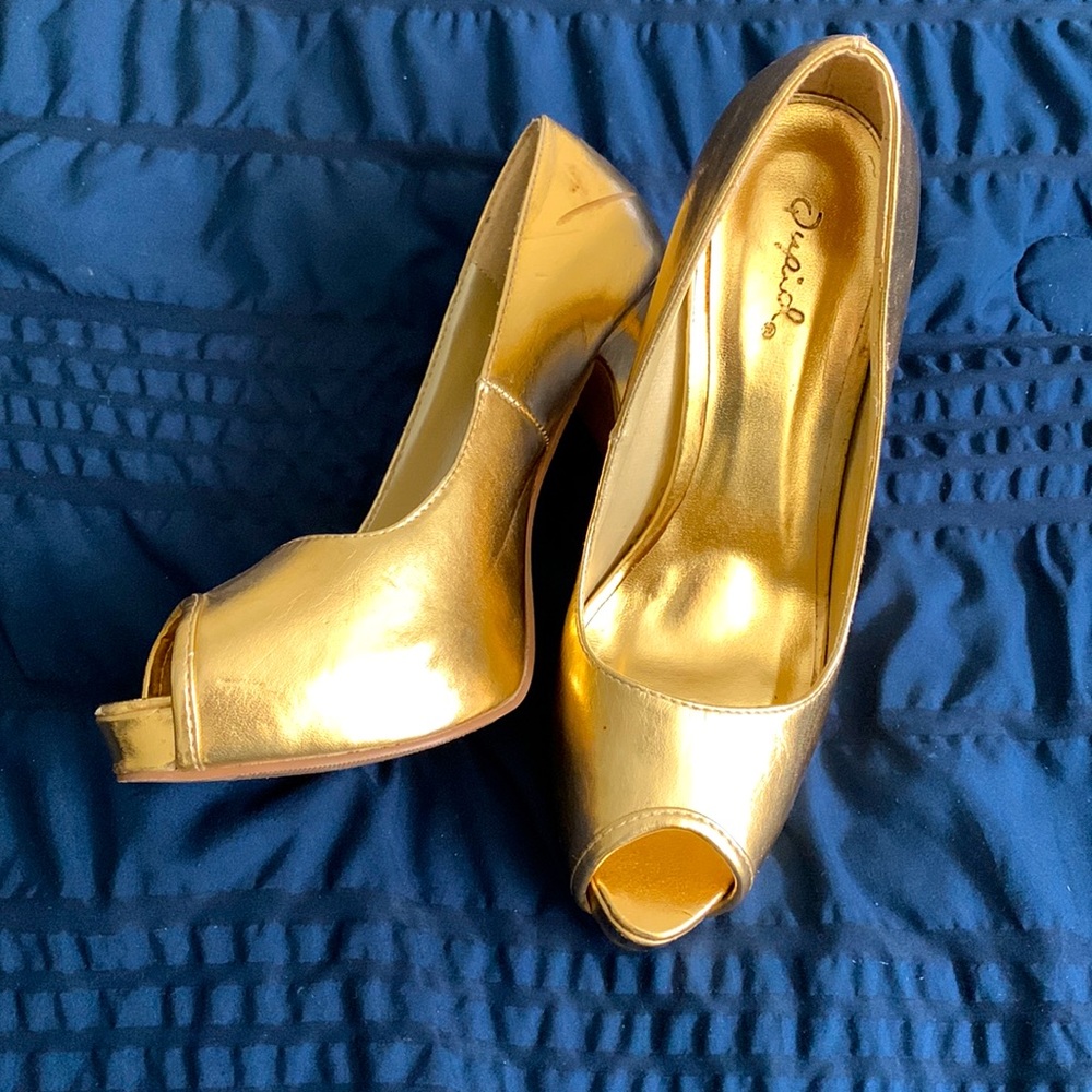 Quipid platform pumps gold size 7